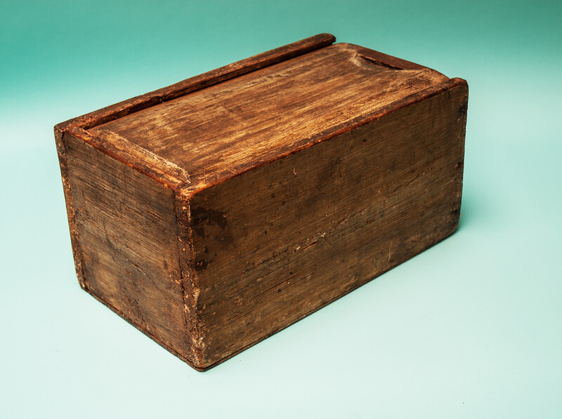 A nineteenth century box for cleaning soda from a Dutch grocery.