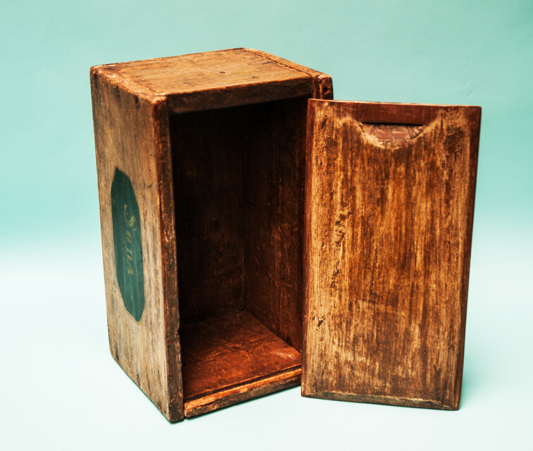 A nineteenth century box for cleaning soda from a Dutch grocery.