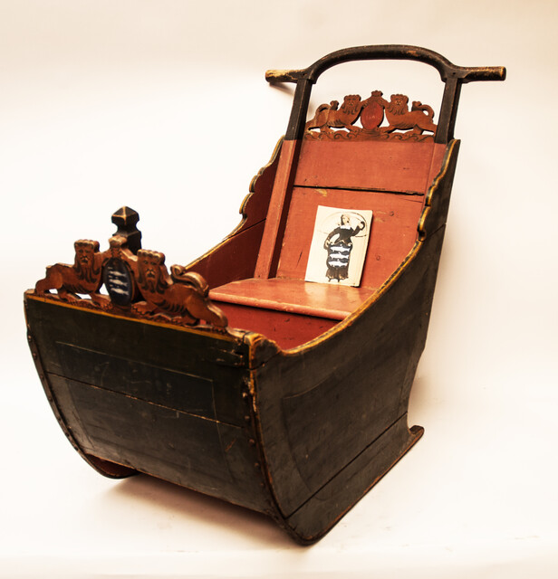 A nineteenth century childs push sled of Geesje de Vries with the coat of arms of Enkhuizen.