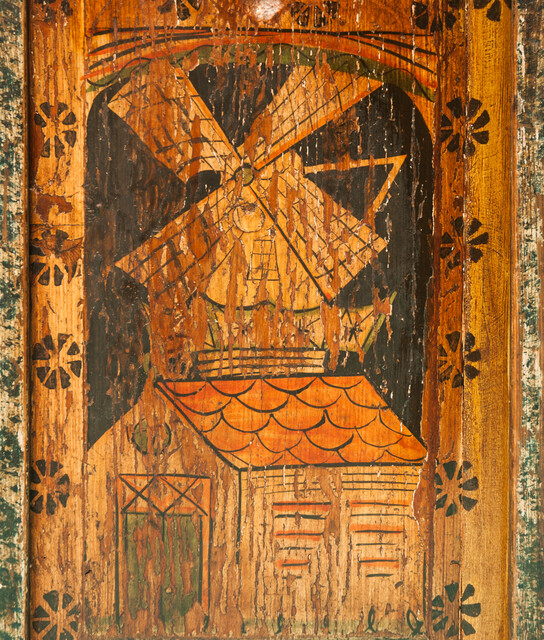 A schoolbox from Friesland painted with a windmill.