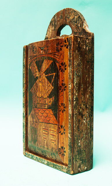 A schoolbox from Friesland painted with a windmill.