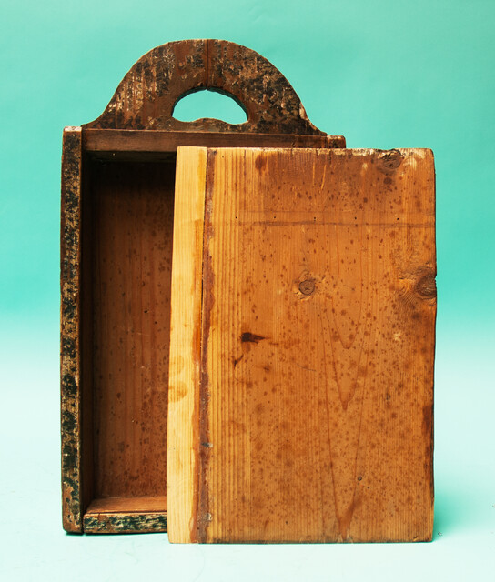 A schoolbox from Friesland painted with a windmill.