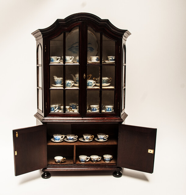 An early nineteenth century porcelain dolls teaservice of 60 parts, in a fitted miniature display cabinet 1:4 made by T.Vaas.