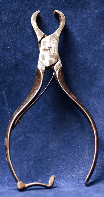 An eighteenth century dental forceps by PEPYS in London.